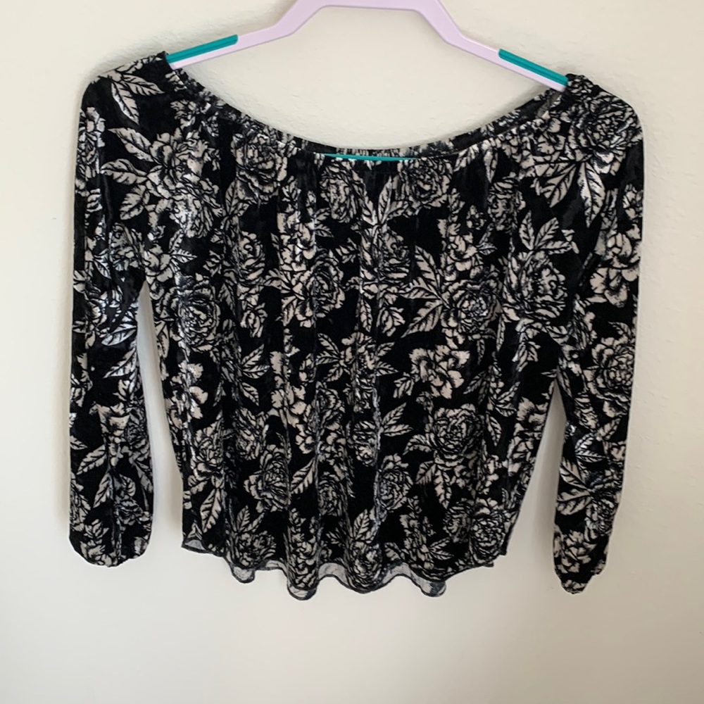 Billabong rose floral pattern  elastic color so it can be worn bare shoulder